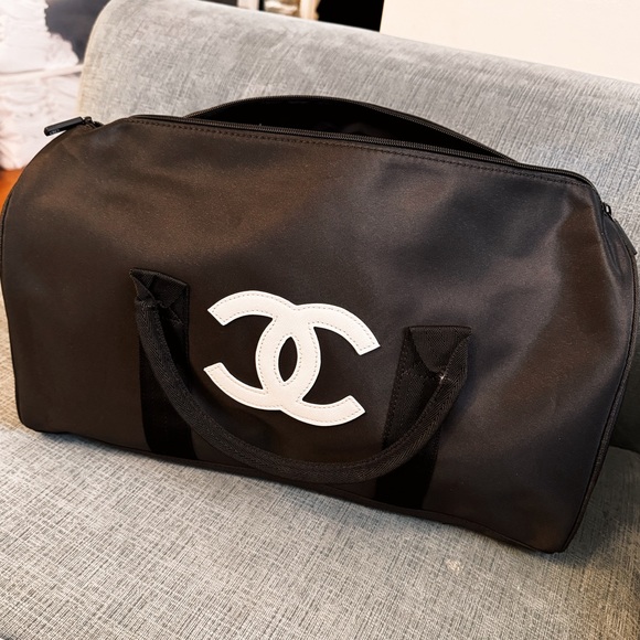 CHANEL Duffle - Picture 4 of 9